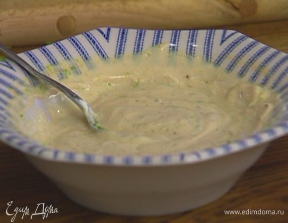 Приготовить соус: йогурт соединить с 2 ст. ложками оливкового масла и чесноком, посолить, поперчить и перемешать. Добавить 2 ст. ложки горошка и взбить все погружным блендером в однородную массу.