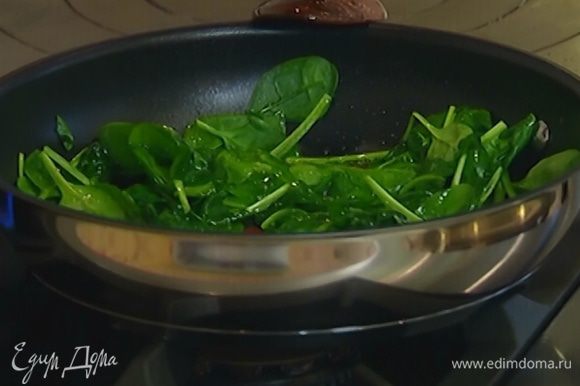 Разогреть в сковороде 1 ст. ложку оливкового масла, выложить шпинат и дать ему поплыть. Чуть-чуть посыпать чили, перемешать и снять с огня.