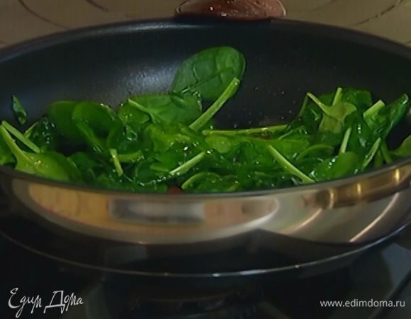 Разогреть в сковороде 1 ст. ложку оливкового масла, выложить шпинат и дать ему поплыть. Чуть-чуть посыпать чили, перемешать и снять с огня.