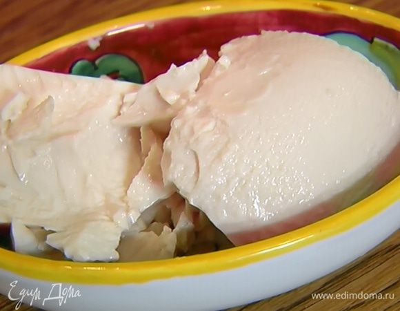 Фету раскрошить вилкой.