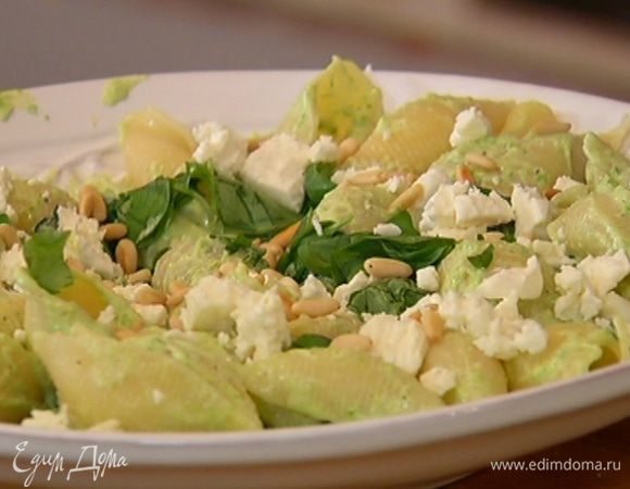 Ракушки выложить на блюдо, порциями вмешать соус, если нужно, добавить немного воды, в которой варились макароны. Посыпать фетой, базиликом и кедровыми орехами, подавать тут же.