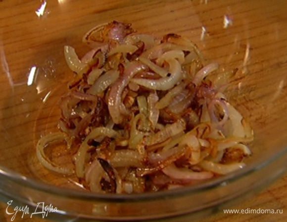 Разогреть в сковороде 2–3 ст. ложки гусиного жира и, помешивая, обжарить лук на сильном огне до золотистого цвета, затем переложить в другую посуду.