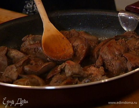 В сковороде, где жарился лук, растопить 1 ст. ложку гусиного жира, выложить печень, посолить, поперчить, перемешать и, периодически переворачивая, жарить на небольшом огне 10 минут.