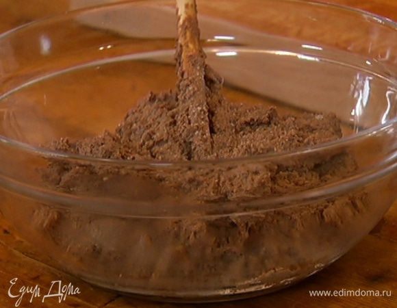 В чашу блендера поместить обжаренный лук и печень, влить часть соуса, в котором готовилась печень, и измельчить так, чтобы остались крупные кусочки. Влить оставшийся соус и еще немного взбить. Горячую рубленую печень посолить, поперчить и перемешать.