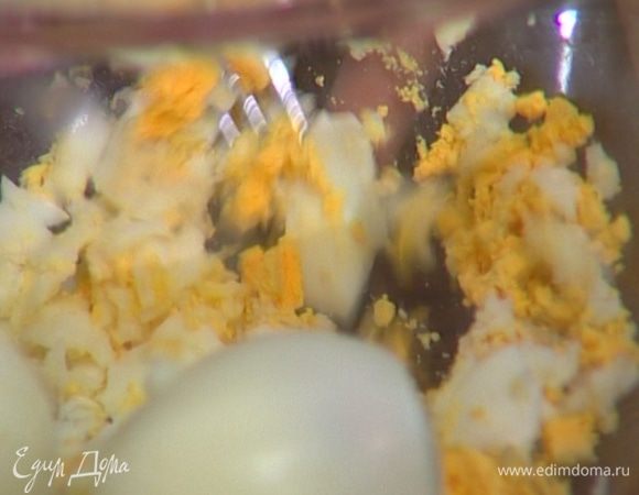 Натереть на крупной терке 3 яйца, добавить к печени, посолить и перемешать.