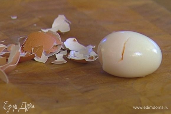 Оставшееся яйцо натереть на мелкой терке.