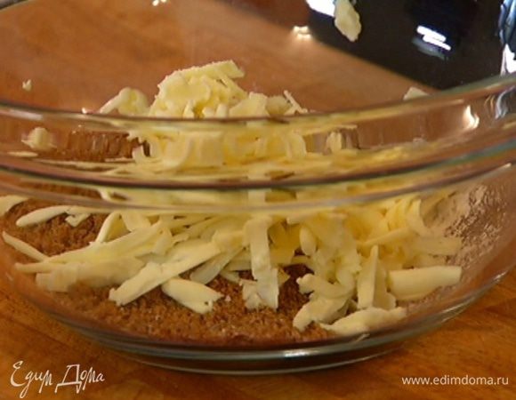 Предварительно охлажденное сливочное масло натереть на крупной терке.