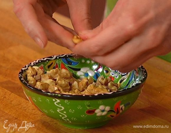 Орехи поломать на крупные кусочки. 