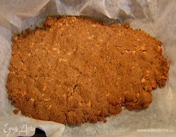 Готовый крамбл полностью остудить, затем раскрошить на кусочки.
