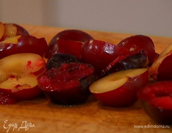 Сливы разрезать пополам и удалить косточки.