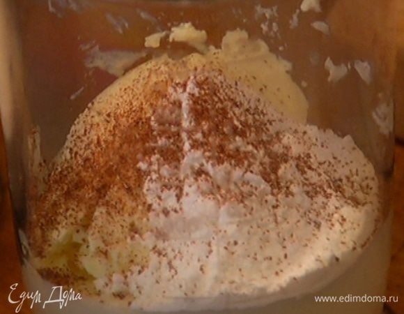 Приготовить крем: сливочный сыр соединить с кефиром, сахарной пудрой, кардамоном и бадьяном, добавить ваниль и все взбить миксером — не слишком долго, иначе сливочный сыр может отдать воду.