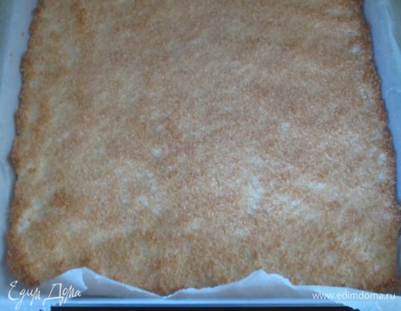 Ввести кокосовую стружку и аккуратно перемешать. Противень застелить пергаментом, смазать сливочным маслом и выложить кокосовое тесто. Выпекать в разогретой до 190 ° С духовке до золотистого цвета (примерно 6-7 минут).