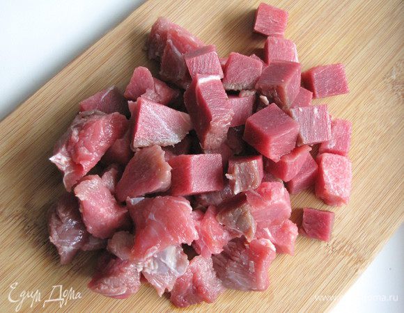 Мясо нарезать небольшими кусочками.