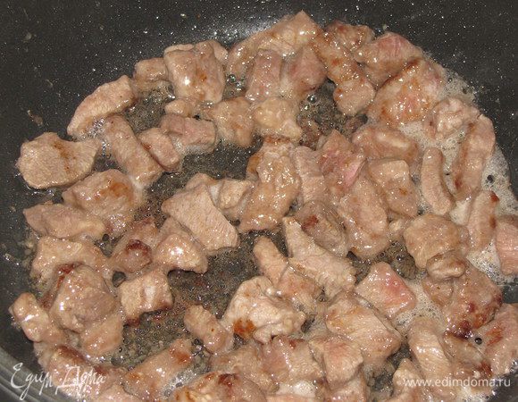 Разогреть в сотейнике растительное масло, выложить мясо и обжарить на сильном огне помешивая, примерно 7 минут. 