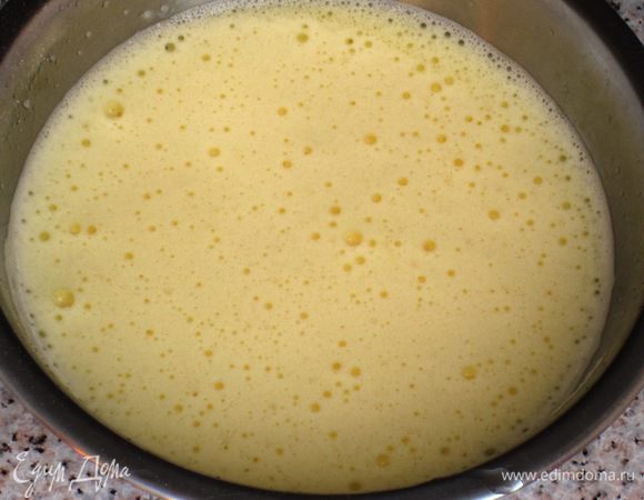 Бисквит: В яйца влить  2 ст.л. кипятка и  взбить миксером на максимальной скорости. Не выключая миксер, постепенно ввести сахар. 