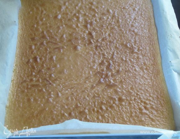 Муку,крахмал и разрыхлитель просеять и ввести в тесто. Перемешать миксером на низкой скорости до однородности и выложить на противень с пергаментом. Выпекать в разогретой до 180 °С духовке 10 минут.