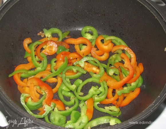 В том же сотейнике обжарьте до полуготовности перец, нарезанный соломкой.