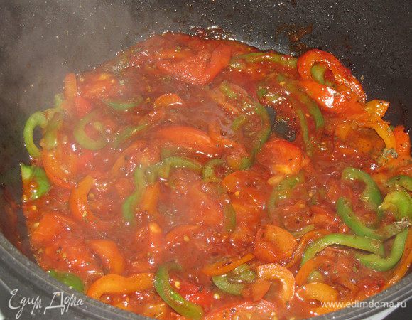 Добавьте помидоры, нарезанные ломтиками, томатную пасту, лимонный сок, мед и сушеный базилик. Влейте бульон. Посолите и доведите до кипения.