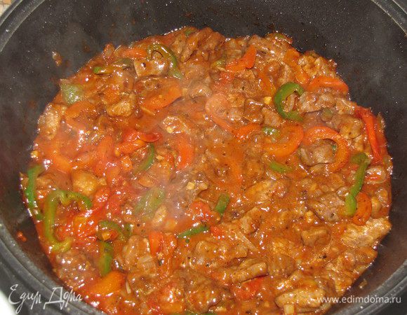 Переложите мясо к овощам, перемешайте и тушите под крышкой в течении 25 минут на медленном огне. 