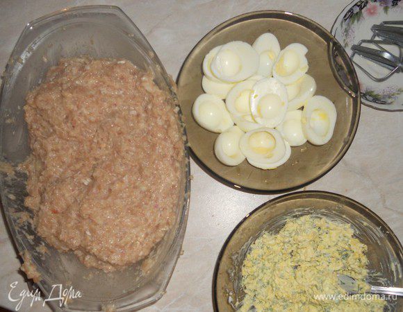 Приготовить фарш. Добавить свежее яйцо, замоченную в молоке мякоть хлеба, соль, перец. Хорошенько перемешать.
Варeные яйца почистить и разрезать пополам. Вынуть желток.
Натереть на мелкой тeрке сыр и порезать мелко зелень.
Смешать с майонезом и желтками. Начинить этой смесью белки от яиц. Соединить между собой две половинки яиц.
Фарш разделить на пять разных частей. Из каждой части сформировать лепeшку, положить на середину фаршированное яйцо, слепить овал. С одной стороны вытянуть носик eжика (поднять вверх).
