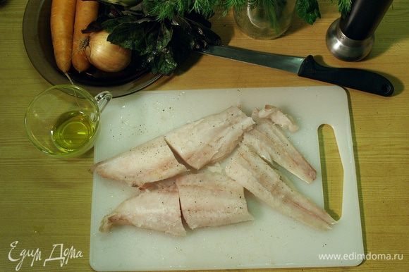 Режем на порции, натираем солью и перцем слегка. После того как овощи будут практически готовы, рыбку быстро обжариваем на раскаленной сковороде по 2-3 минуты с каждой стороны.