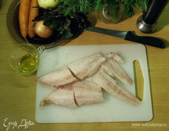 Режем на порции, натираем солью и перцем слегка. После того как овощи будут практически готовы, рыбку быстро обжариваем на раскаленной сковороде по 2-3 минуты с каждой стороны.