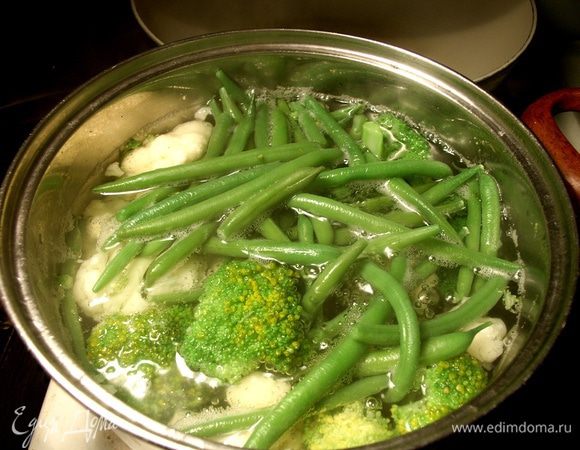 В кипящую чуть подсоленную воду закладываем овощи. Доводим до кипения, 1-2 мин. кипит, сливаем.