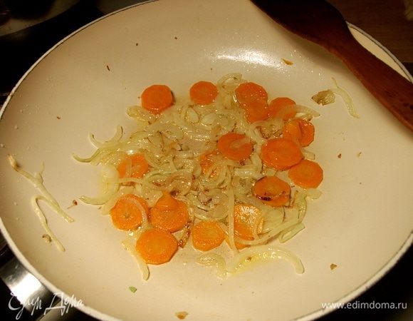 В сотейнике сначала обжариваем лук, затем морковь.