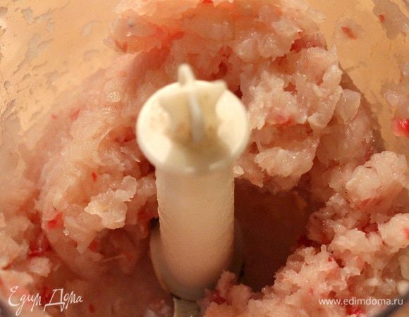 Делаем фарш из филе рыбы вместе с чесноком и луком. Я воспользовалась бленедером. Добавляем оливковое масло, солим, перчим, перемешиваем и оставляем на некоторое время.
