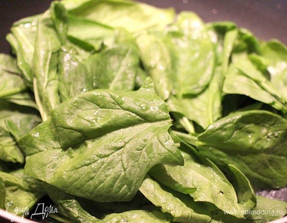 Листья шпината обжариваем на сливочном масле 2 минуты.