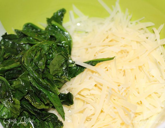 Снимаем с огня, смешиваем с тертым сыром, отложив 1 ст. л. сыра.