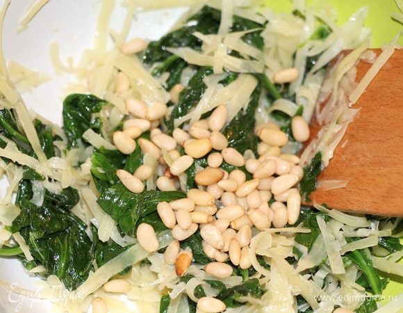 Добавляем кедровые орешки.