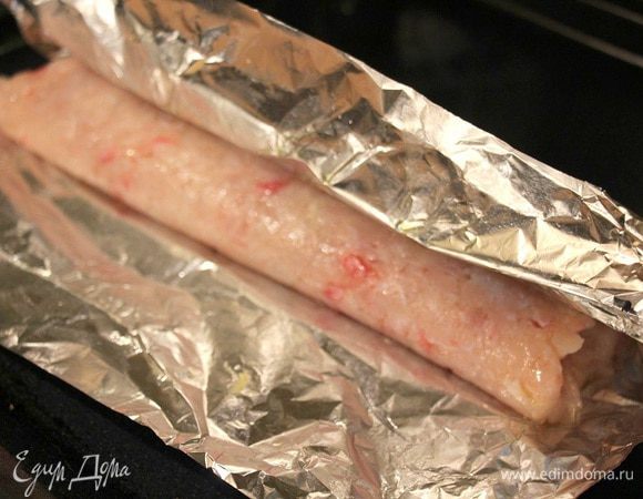 При помощи фольги формируем рулет.