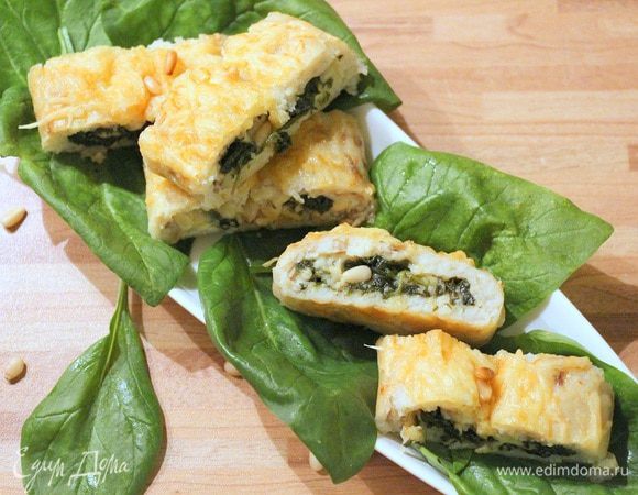 Даем слегка остыть рулету. Затем нарезаем его на порционные кусочки.