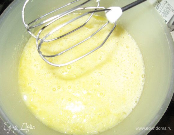 Сначала готовим тесто, для этого желтки отделяем от белков (белки нам понадобятся для безе) и взбиваем со 100 г сахара. Масло сливочное растапливаем, немного остужаем и добавляем в желтки.