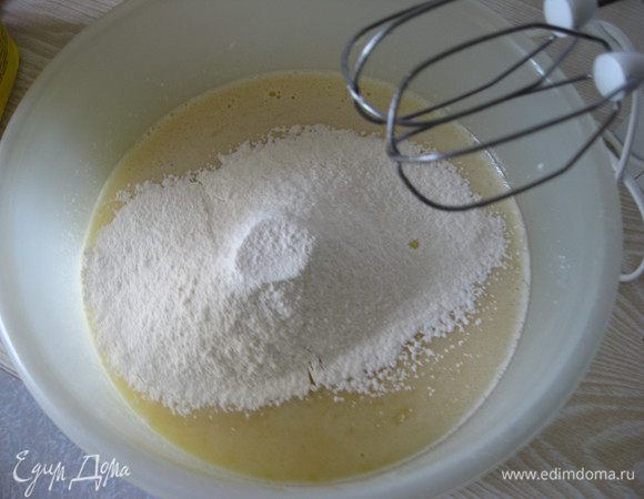 Далее просеиваем муку вместе  с разрыхлителем и добавляем в нашу массу.