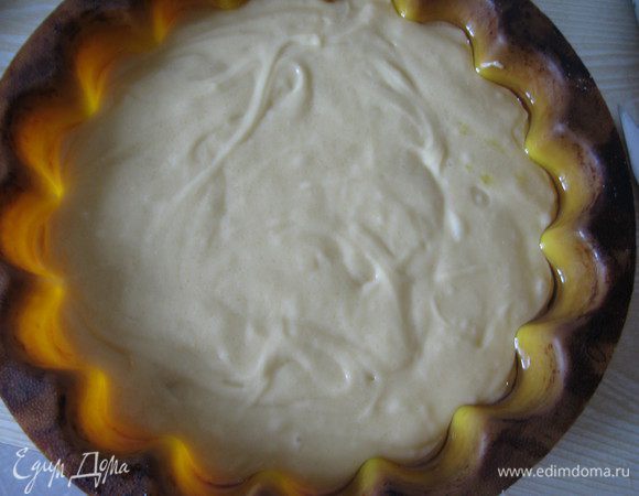 Затем перекладываем тесто в форму смазанную маслом и убираем в холодильник на 15 мин.