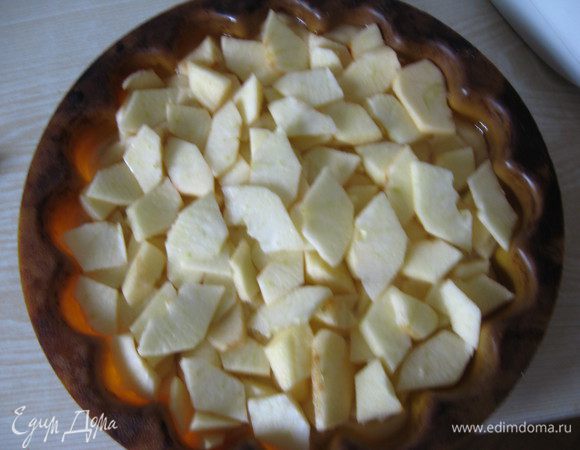 Пока тесто охлаждается готовим начинку. Для этого яблоки очищаем от кожуры и семечек, нарезаем тонко. Тесто достаем из холодильника и выкладываем на него яблоки. 