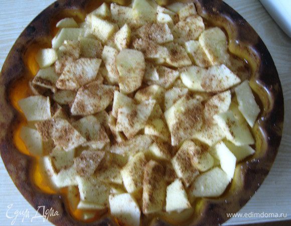 Сверху яблоки посыпаем немного сахаром и корицей. И отправляем наш пирог в духовку разогретую до 180С на 25 мин.