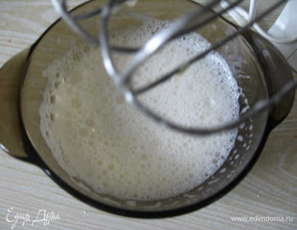 Пока пирог готовится, приготовим безе. Для этого белки взбиваем с оставшимся сахаром в крутую пену. За 10 мин до конца приготовления достаем пирог и заливаем сверху безе. Затем снова в духовку допекаться.