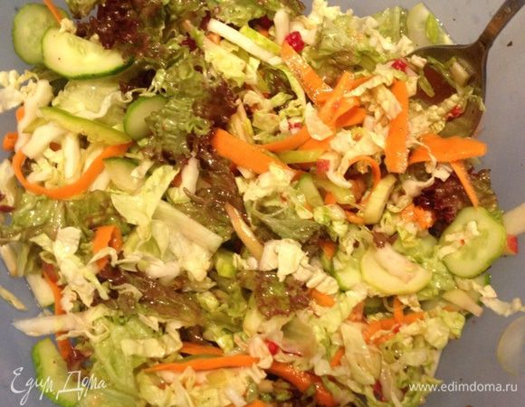 Нарвать руками или крупно нарезать все ингредиенты. Перемешать все руками. Залить подготовленный заправкой из сока лимона, апельсина и оливкового масла. В заправку можно добавить по вкусу соль сахар и специи.