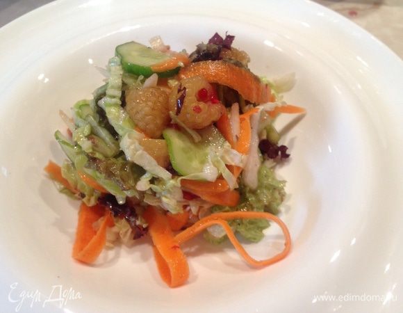 Выкладываем наш на салат на блюдо и украшаем ягодками малины