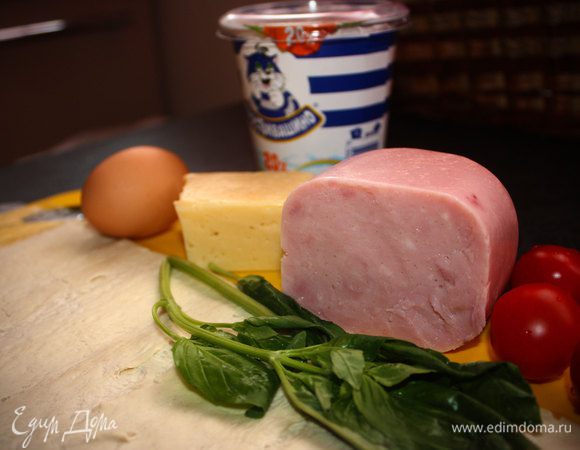 Изначально надо разморозить лист слоёного теста.