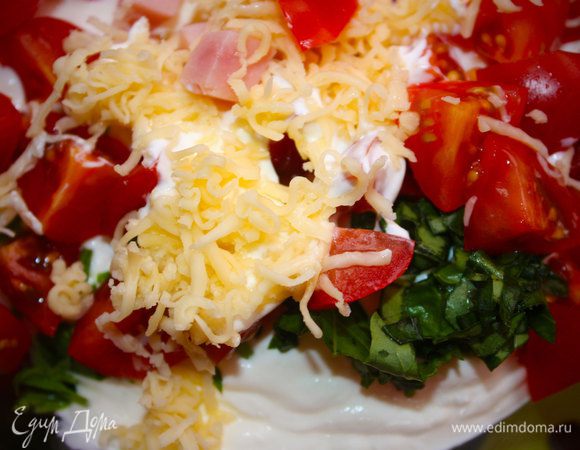 1) берем 2 белка и 1 желток - тщательно перемешиваем в миске (второй желток оставляем, он нам понадобится позже) и добавляем туда 3 столовые ложки сметаны; 
2) трем сыр - и в миску; 
3) режем ветчину небольшими кусочками - и в миску; 
4) режем листья базилика - и в миску; 
5) режем Помидорки - и в миску; 
6) всё в миске перемешиваем и можно слегка посолить и поперчить;