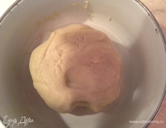 Замешиваем тесто из муки, масла, сметаны. Мягкое, но отлипает от рук. Оно должно держать форму, но не должно быть сильно крутым. 
Отправляем его в холодильник.

