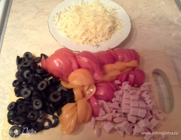 Готовим начинку: режем оливки, колбасу, помидоры, трем на терке сыр.