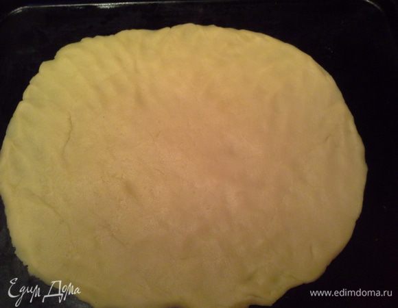 Достаем тесто и руками укладываем его на противень, толщиной 0,5-0, 7 мм.
Противень ничем не смазываем.
