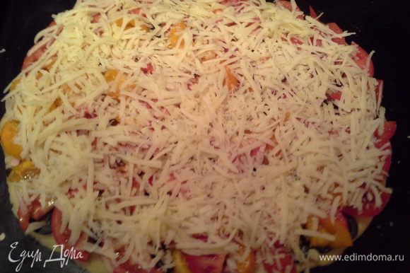 Начинаем укладывать начинку. Кладем колбасу, оливки, помидоры (солим помидоры совсем чуть-чуть). Сверху посыпаем тертым сыром. Ставим в предварительно разогретую до 170 градусов духовку.