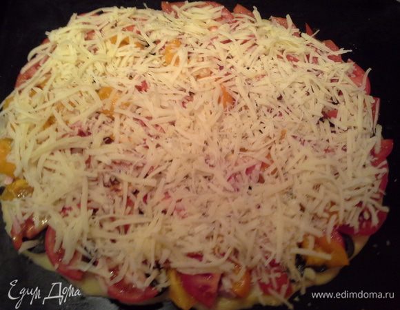 Начинаем укладывать начинку.
Кладем колбасу, оливки, помидоры (солим помидоры совсем чуть-чуть).
Сверху посыпаем тертым сыром.
Ставим в предварительно разогретую до 170 градусов духовку.