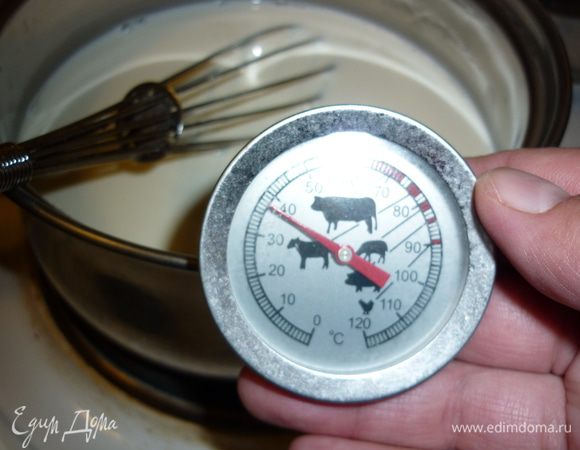 Молоко выливаем в кастрюльку. У меня было жирное молоко и комнатной температуры. Из молока меньшей жирности тоже получится йогурт, но уже питьевой, жидкий и с сывороткой((((. Молочко прогреваем не больше чем до 40 градусов, но не меньше, чем 36. Тут меня выручил щуп для приготовления мяса в духовке. Интересная вещь. Я еще и варенье с ним варю.